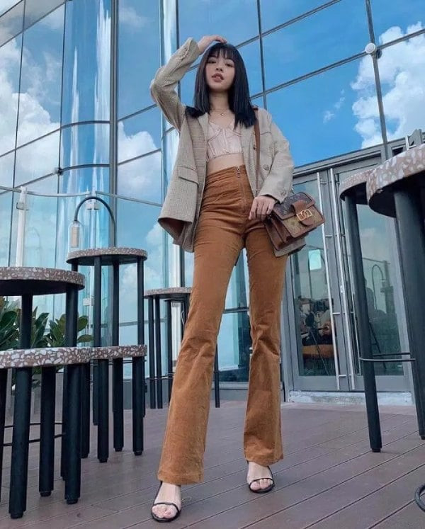 Blazer với quần ống loe