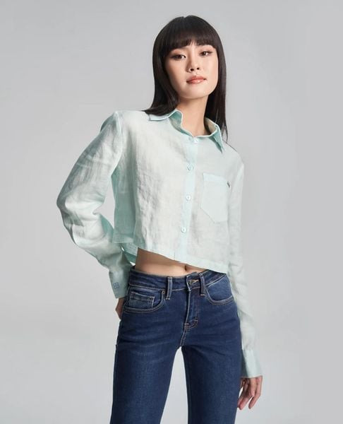 Ngoài ra có thể phá cách với jeans ôm lưng cao với sơ mi croptop Gigi