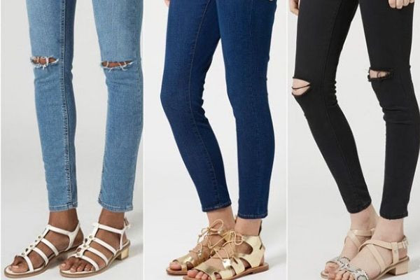 Outfit jeans rách và dép sandal