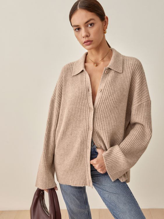 Phối áo cardigan với quần jean