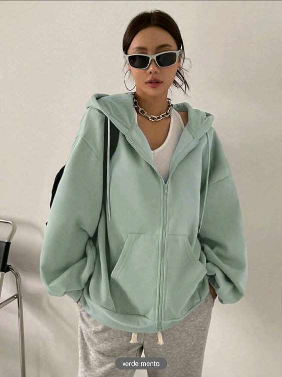 phối đồ với áo hoodie kéo khóa