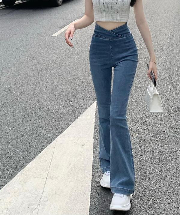 Phối quần ống loe cùng áo croptop