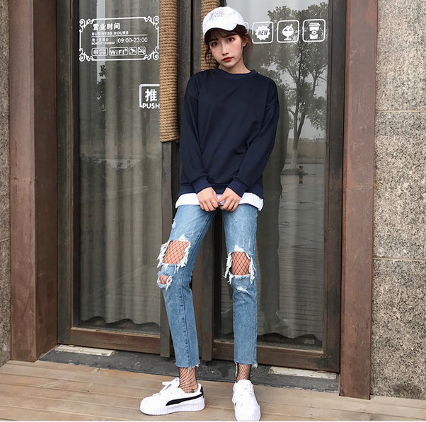 Quần jean rách kết hợp áo sweater