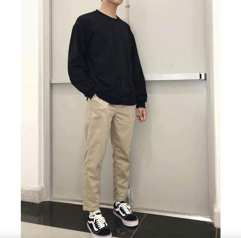 Sweater và quần kaki