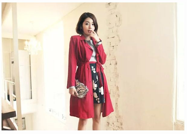 Trench coat phối cùng chân váy xòe tạo phong cách trẻ trung