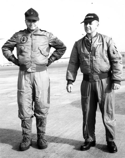 Áo khoác bomber là gì? Mẹo phối đồ cực chất với bomber
