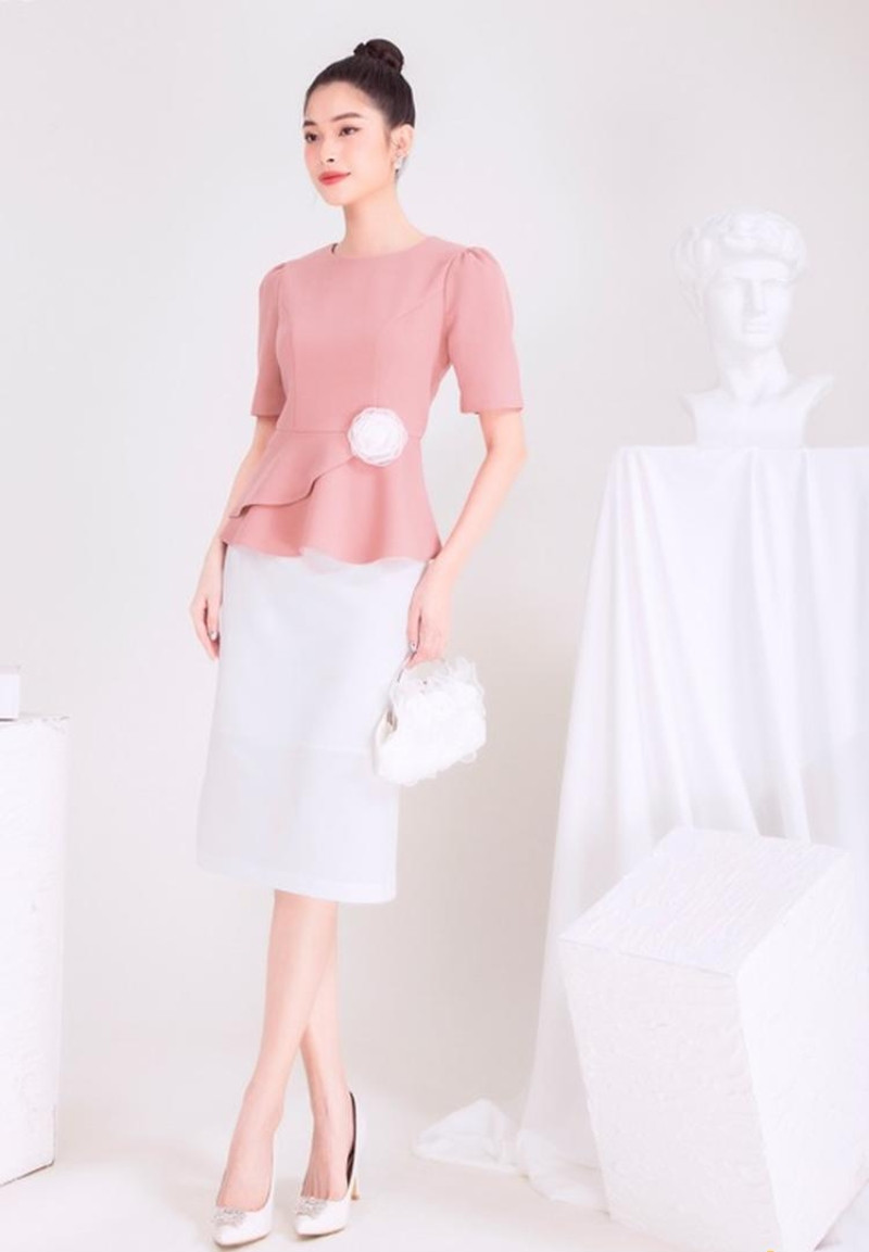 Áo peplum là gì? Hướng dẫn cách phối đồ với váy, áo dáng peplum