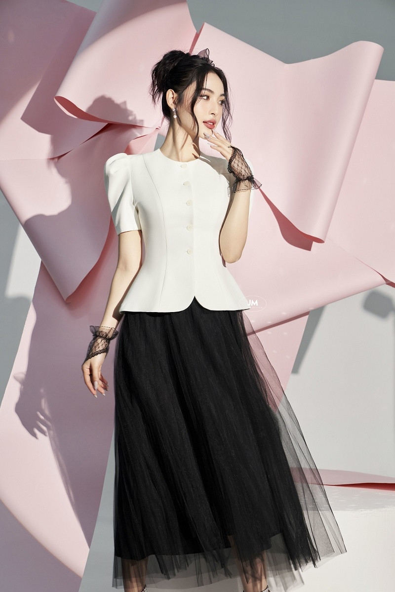 Áo peplum là gì? Hướng dẫn cách phối đồ với váy, áo dáng peplum