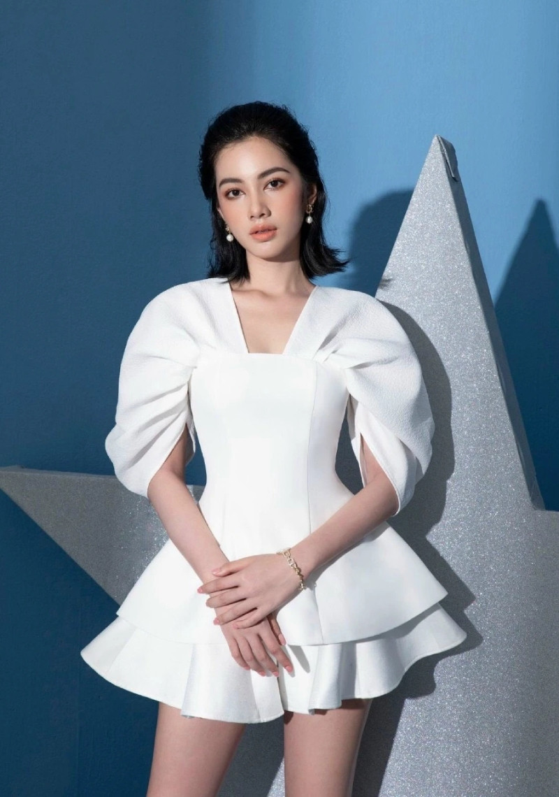 Áo peplum là gì? Hướng dẫn cách phối đồ với váy, áo dáng peplum