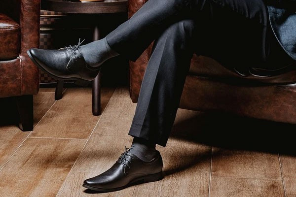 Bí kíp phối màu giày với quần áo: Giày nam màu gì dễ mặc đồ?
