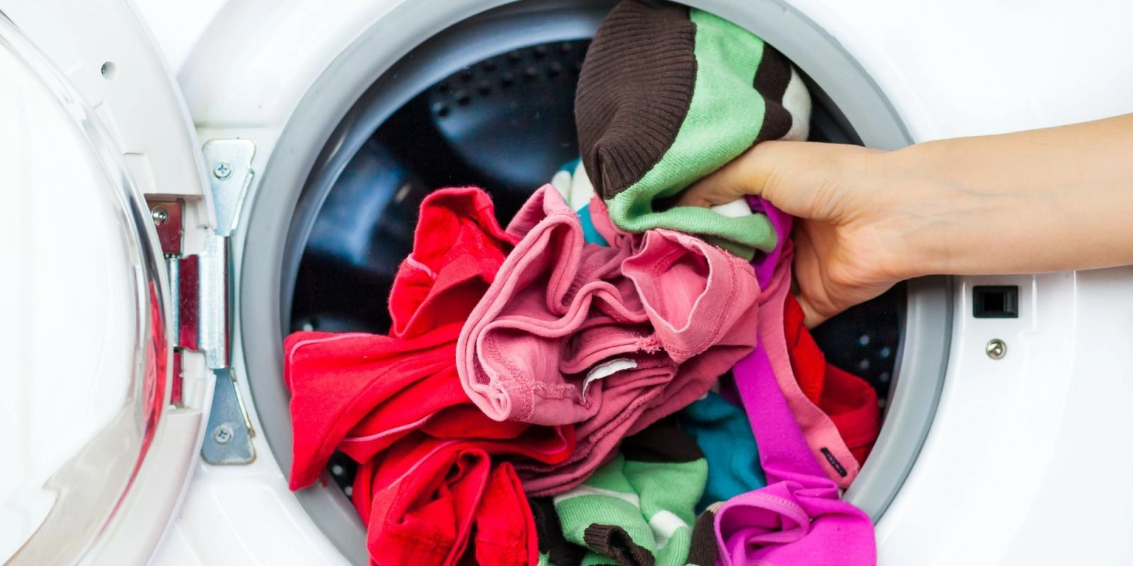 Có nên giặt chung đồ lót với quần áo mặc ngoài khác?