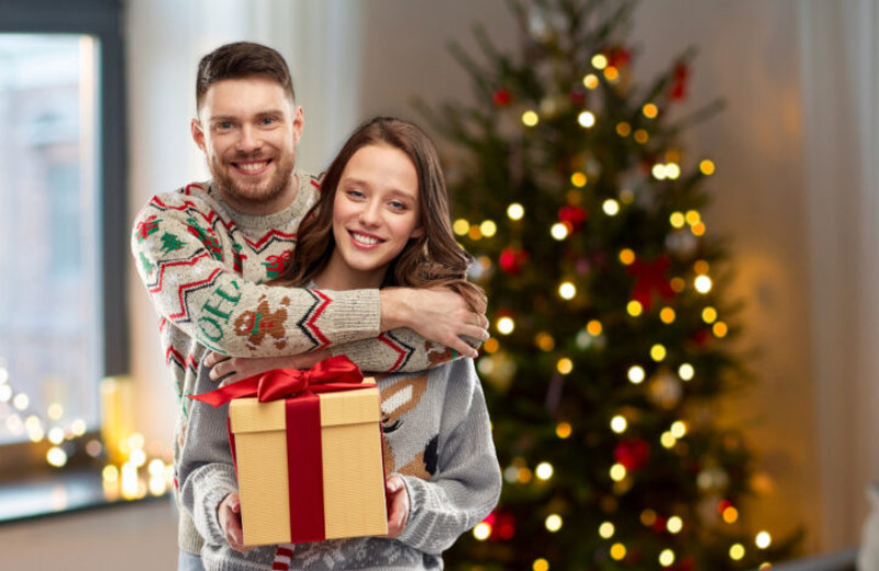 Đi chơi Noel mặc màu gì? Gợi ý 7+ cách phối màu outfit mùa lễ hội