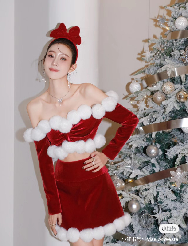 Đi chơi Noel mặc màu gì? Gợi ý 7+ cách phối màu outfit mùa lễ hội
