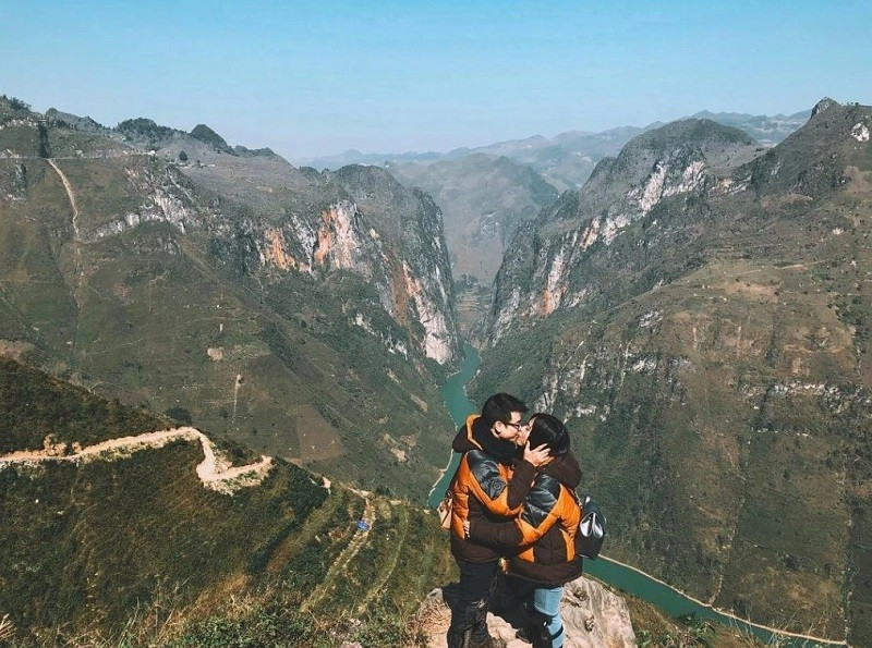 Đi Hà Giang mặc gì? Checklist outfit cực chill giữa núi rừng
