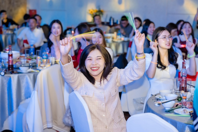Đi Year End Party mặc gì? 20 gợi ý để bạn chiếm trọn spotlight