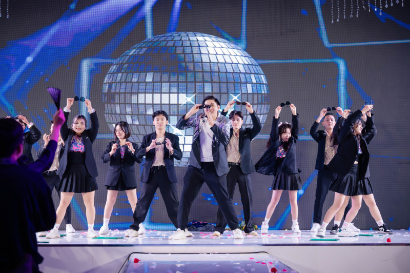 Đi Year End Party mặc gì? 20 gợi ý để bạn chiếm trọn spotlight
