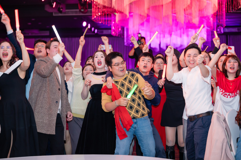 Đi Year End Party mặc gì? 20 gợi ý để bạn chiếm trọn spotlight