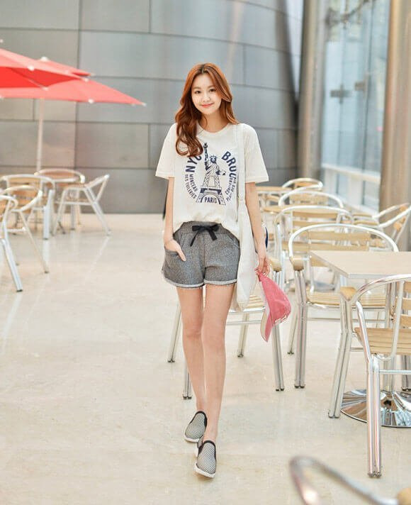 Mặc quần short nữ mang giày gì cho đẹp và phong cách