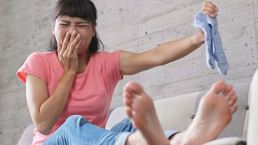 Mẹo giúp bạn xử lý mùi hôi từ tất chân sau mỗi lần sử dụng