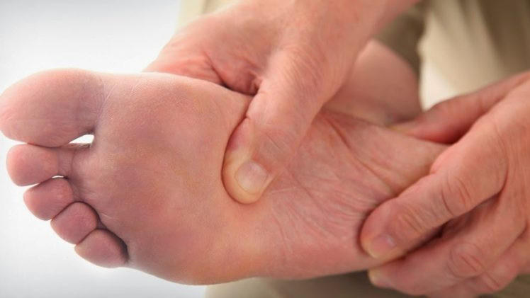 Nguyên nhân và cách khử mùi hôi chân khi mang giày hiệu quả