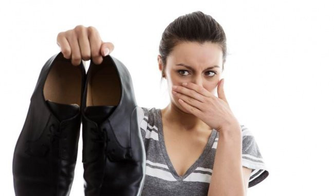 Nguyên nhân và cách khử mùi hôi chân khi mang giày hiệu quả