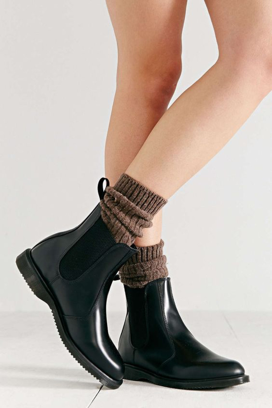 Phối đồ với giày boot nữ: các set đồ hot trend cho mùa đông này