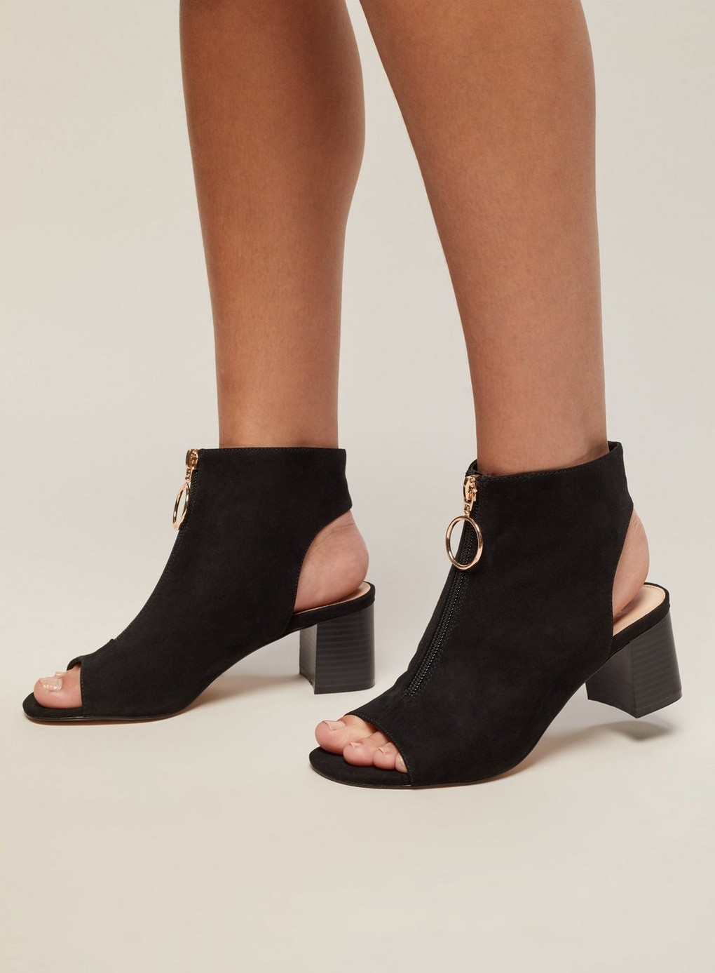 Phối đồ với giày boot nữ: các set đồ hot trend cho mùa đông này