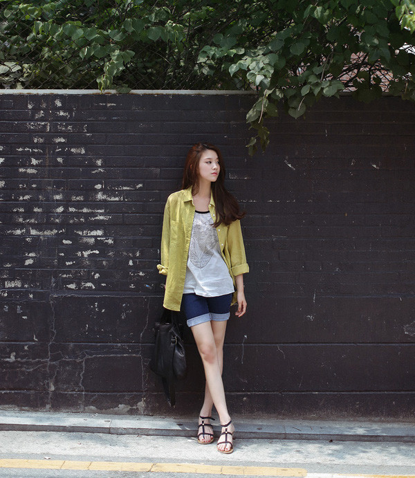 Tank top là gì? Công thức mix and match áo tank top chất lừ